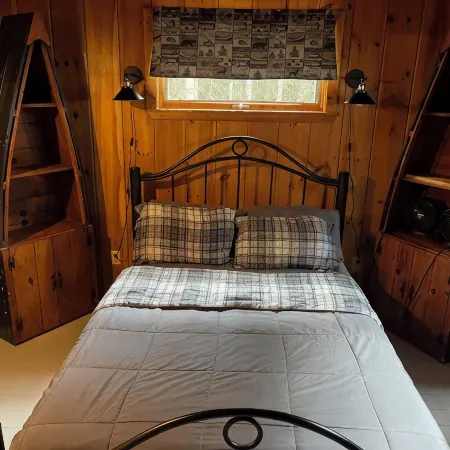 2 bedroom private custom built home with loft. Hotels in Jackman