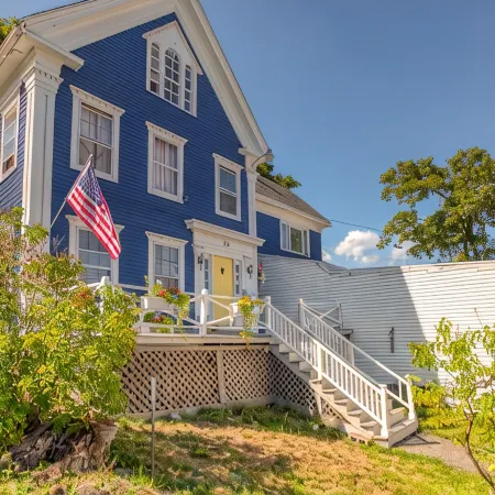 Downtown Boothbay Harbor Vintage Summer Camp Suite