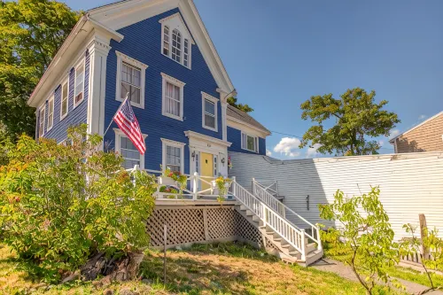 Downtown Boothbay Harbor Vintage Summer Camp Suite - 3-Star