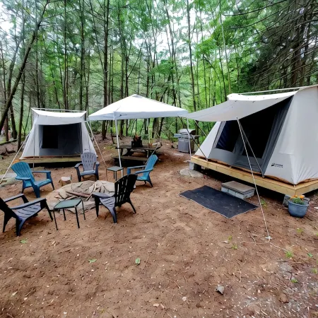 Campers Paradise, cozy tents, hot tub, free EV charger. Pet friendly