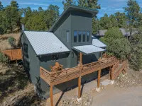 Deer Lover's Paradise w/Hot Tub.  Private Retreat But Only 5 Mins to Downtown. - Chalets