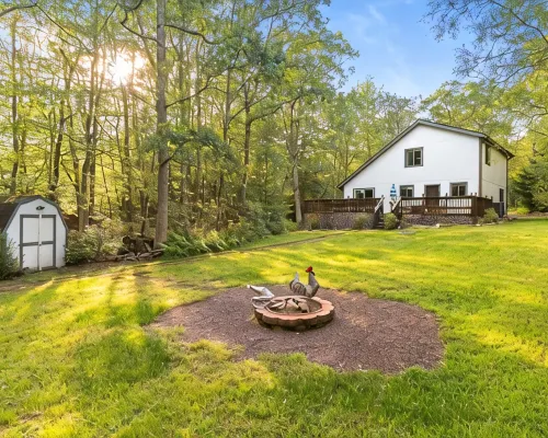 Mountain View Lodge: Bear Creek Lakes - Lake, Pool, Firepit & Pet Friendly Hotels in Penn Forest Township