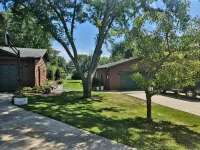 The Puckaway Place-Waterfront: Directly Across from Adeline's House of Cool! Hotels in Green Lake County