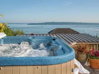 Cottage with Puget Sound, Mount Rainier, & Olympic Views 벼리언 호텔