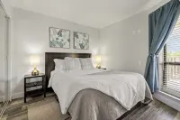 1 Bedroom, Sleeps 4, Waterfront Balcony, Full Kitchen, Pool, A.C., Smart TV