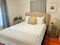 Steps from Mountain View Cafe! 2 bedroom attached  cabin w/fenced private yard! - Homestays