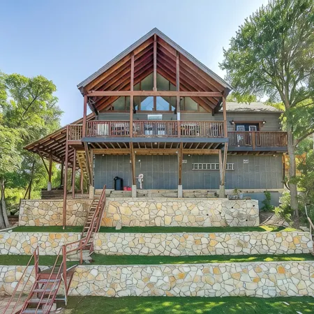 Lakeshore Lodge in peaceful Granbury