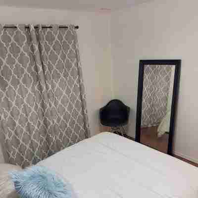 9 minutes from the airport cozy basement Rooms