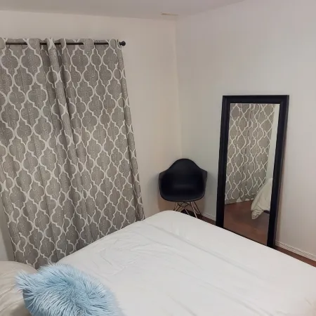 9 minutes from the airport cozy basement