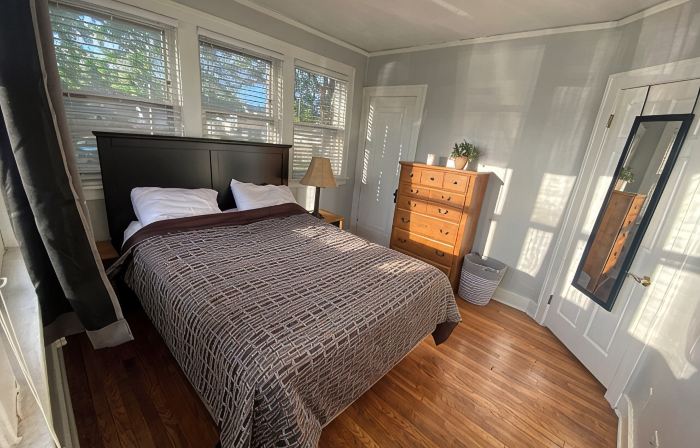 King Bed in 2-bedroom house in lovely Ferndale with AC