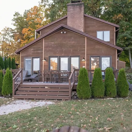 Charming 3-bedroom house with AC, WiFi in brilliant Lake George