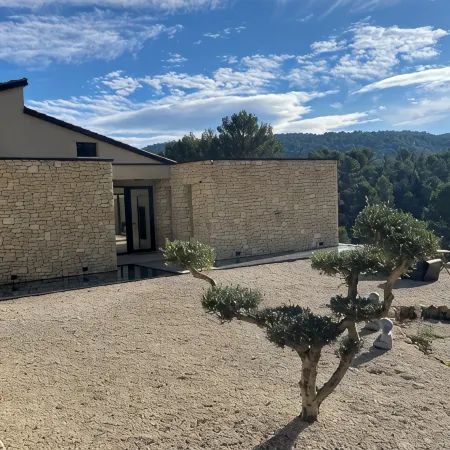 Architect-designed villa Le Panda Blanc. Nature and absolute calm. At the gateway to the Luberon