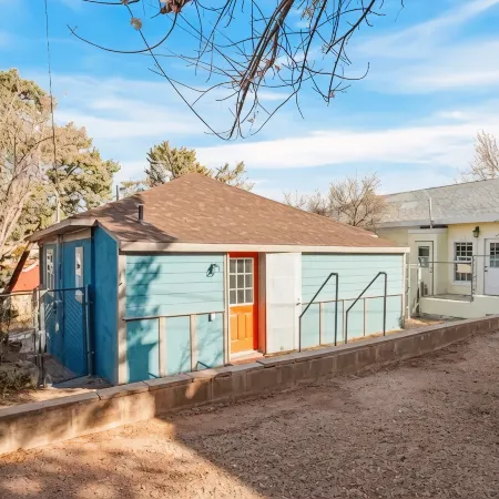 Refined Miner’s Cottage: Fenced Yard, Screened Porch. Отели в г. Бисби