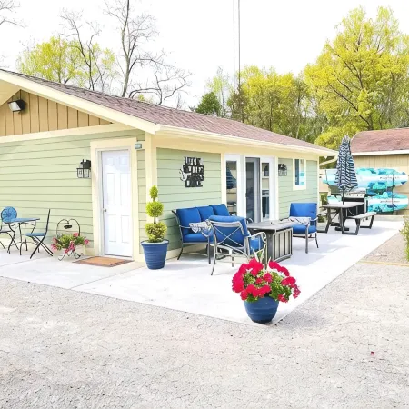 Quaint 2 bedroom cottage at Bass Lake-paddle boards, kayaks, private ramp, bikes