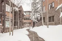Charming slopeside condo with pool - Apartments