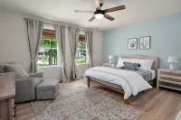 Beautiful Pines Home - Great for Large Families & Close to All Area Attractions!