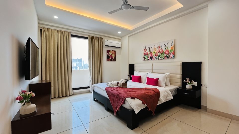 Bluo 3BHK Golf Course Road with Balcony and Lift