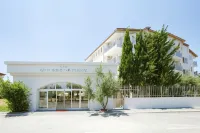 凱蒂貓花園公寓式飯店 - 停車場