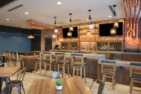 SpringHill Suites Bend - بار