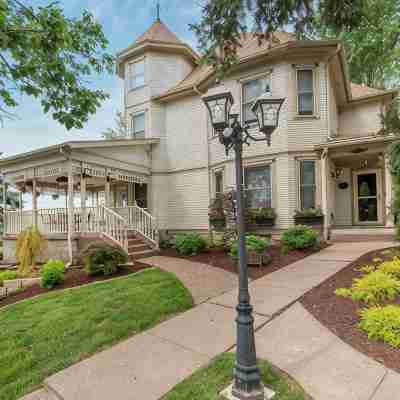 Gorgeous home on the Mississippi River with a great location to area attractions Hotel Exterior