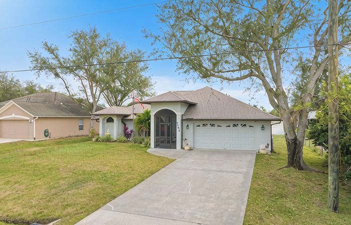 Private Oasis! Heated Pool, Fenced Yard, Poolside Bathroom, Grill, Mins to Beach