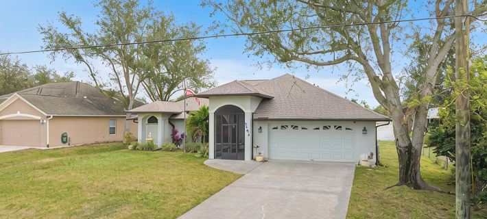 Private Oasis! Heated Pool, Fenced Yard, Poolside Bathroom, Grill, Mins to Beach Hotels in Sebastian