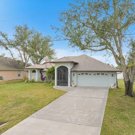 Private Oasis! Heated Pool, Fenced Yard, Poolside Bathroom, Grill, Mins to Beach