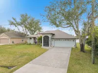 Private Oasis! Heated Pool, Fenced Yard, Poolside Bathroom, Grill, Mins to Beach