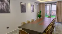 Milele is home-Cinema, gym, pool, bar-Bobiwine rd. - Homestays