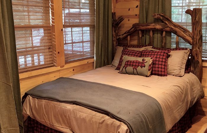 Paynes Place- A Charming 2-bedroom cabin close to Blanchard Caverns/ Mirror Lake
