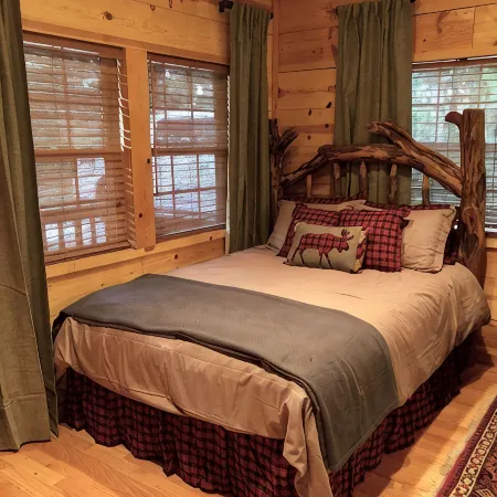 Paynes Place- A Charming 2-bedroom cabin close to Blanchard Caverns/ Mirror Lake