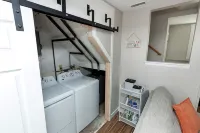 Modern Boho Townhome w/Hidden Reading Nook Near Downtown Des Moines! - 방갈로