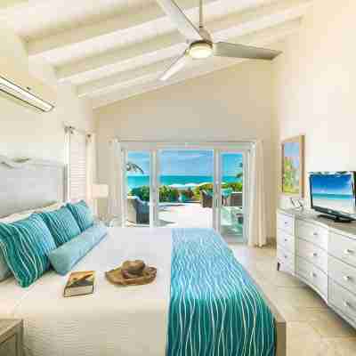 Sapodilla BEACHFRONT Luxury Villa! Sunsets, views, private pool, kayaks & more! Rooms