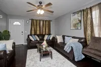 Cozy 3-bedroom Duplex1 with WiFi, AC in peaceful Springfield - บังกะโล