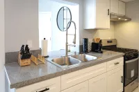 Modern Studio Duplex -15 min to Beach - 2-Star