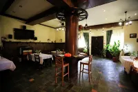 Golden Goose Guest House - Inns