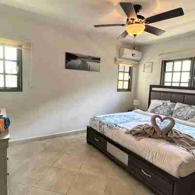 Sea Turtle Condo 2 Bdr-2 Bth in Palm Beach Area, walking distance to the beach. Rooms