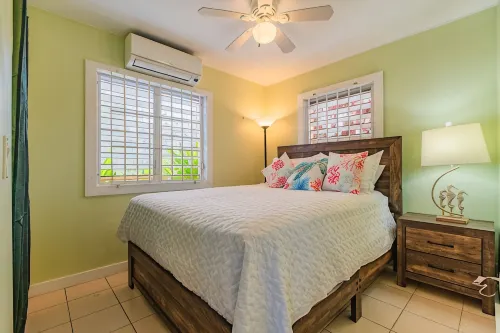 Beachfront.  Just a Few Steps to the Sand. Walk to Restaurants.  Near Downtown. - Wifi