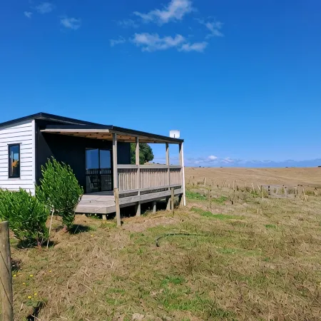 Comfortable studio with stunning mountain & ocean views – Your perfect getaway!