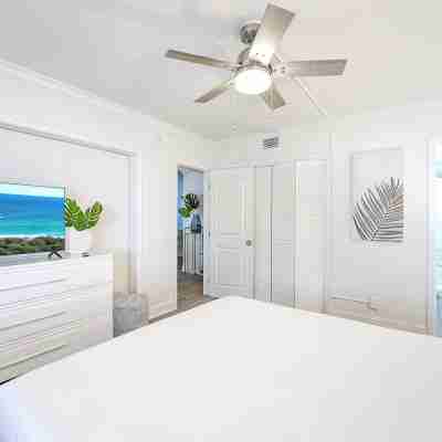 Boca Waterfront • Walk to Beach • Pool & Hot Tub • Gym • Parking Rooms