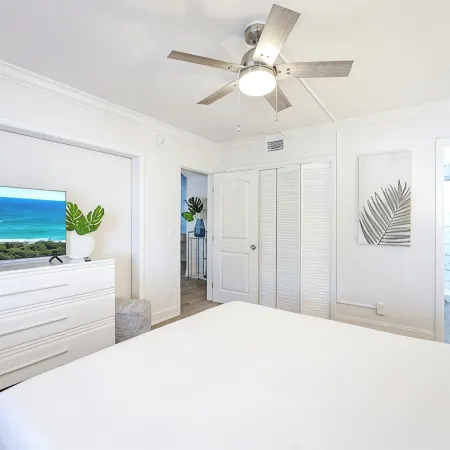 Boca Waterfront • Walk to Beach • Pool & Hot Tub • Gym • Parking