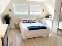 Cozy A-frame cabin 1/2 block from the gorgeous Sylvan Lake beach, parks & pubs - WiFi