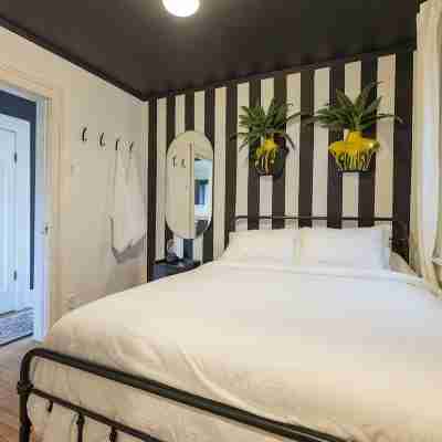 Funky House - Private Hot Tub - Walking Distance to Downtown Rooms