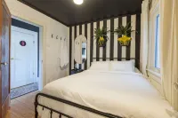 Funky House - Private Hot Tub - Walking Distance to Downtown - Bungalows