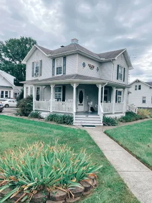 Charming 4+ Bedroom House minutes from Downtown Port Clinton - 2-Star