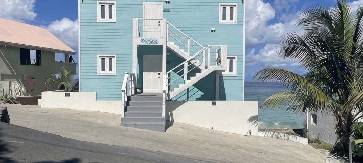 Spectacularly situated Beach Front  High Tide@ The Tides  at Little Apple Bay. Hotele w: Tortola