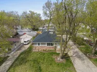 Beautiful home minutes from downtown! - Bungalows