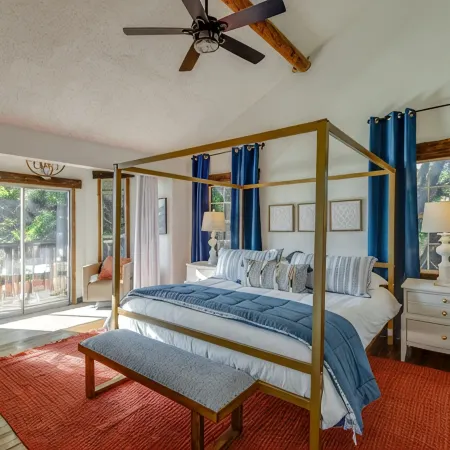 Lakefront Estate With 2 Kitchens Perfect for Events & Families
