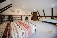 13 Beds, 17 Guests -Hot tub- 15 mins to Sunday River! - Wifi