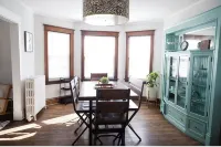 Large Renovated Delightful 2nd Floor Suite in Forest Park - Homestays